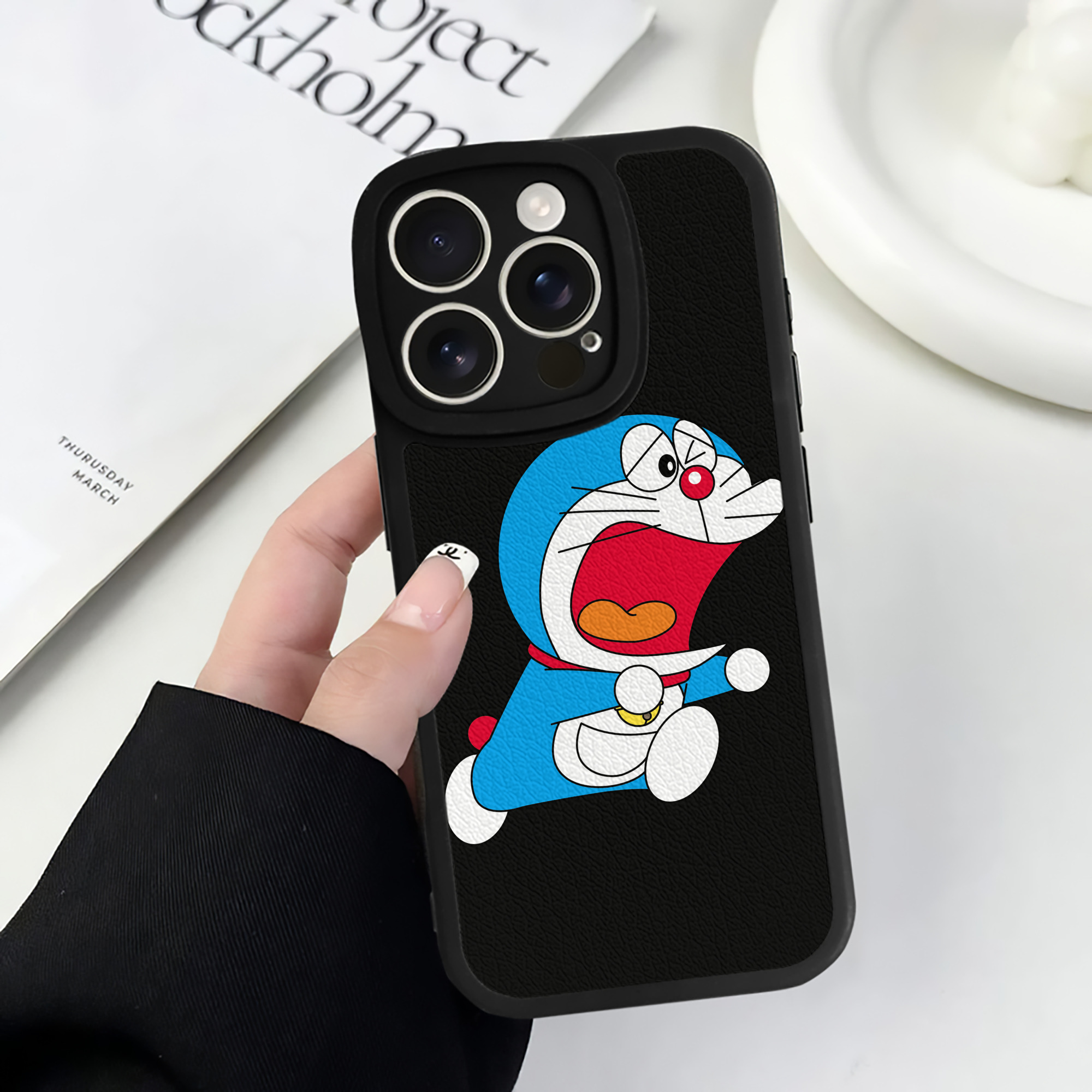 （画像用） ドラえもん Doraemon 【iPhone 16シリーズ対応】シリコンスマホケース（レザー調） 材質：シリコン